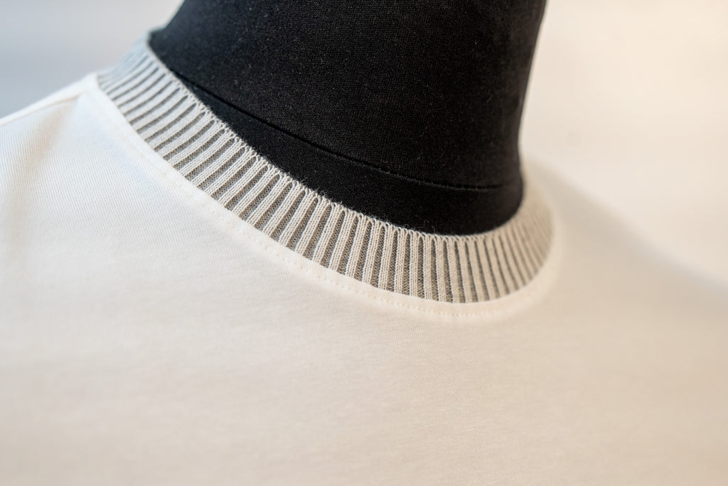 T-shirt con collo lavorato